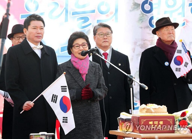 朴槿惠狱中迎67岁生日700余名支持者集会为其庆生