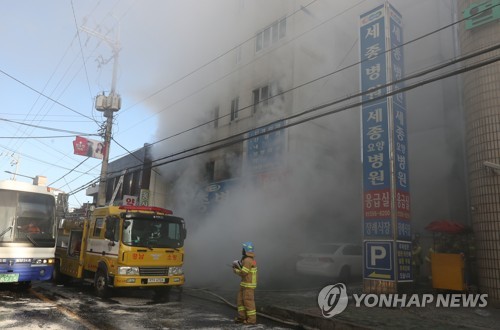 韩国密阳市一医院发生火灾。图片来源：韩联社