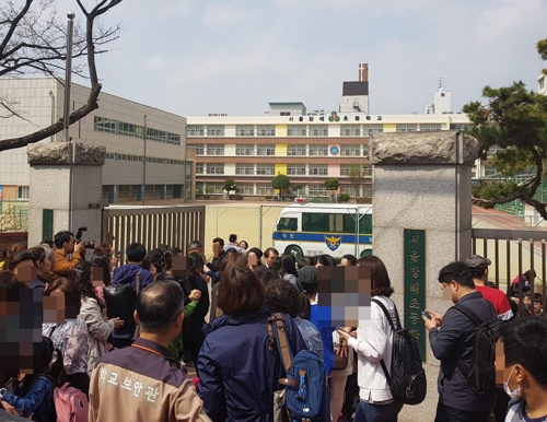 韩国一男子闯入小学挟持女童，与警方对峙1小时后被捕。