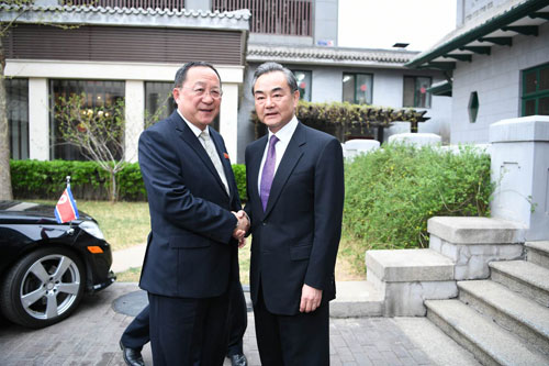 王毅会见朝鲜外相李勇浩