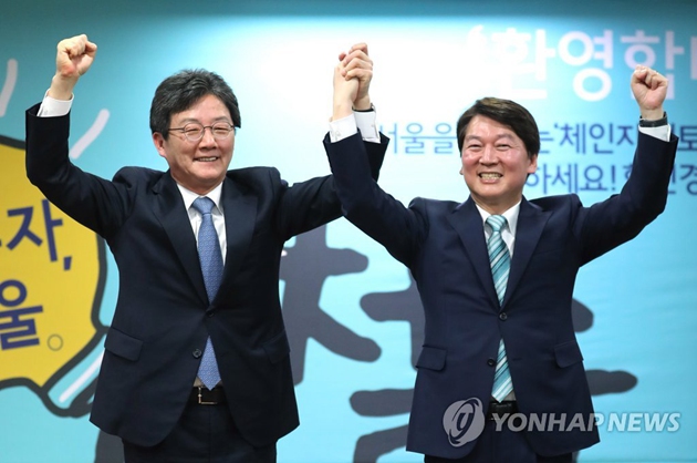 安哲秀竞选首尔市长前对手刘承旼为其系鞋带应援（图）