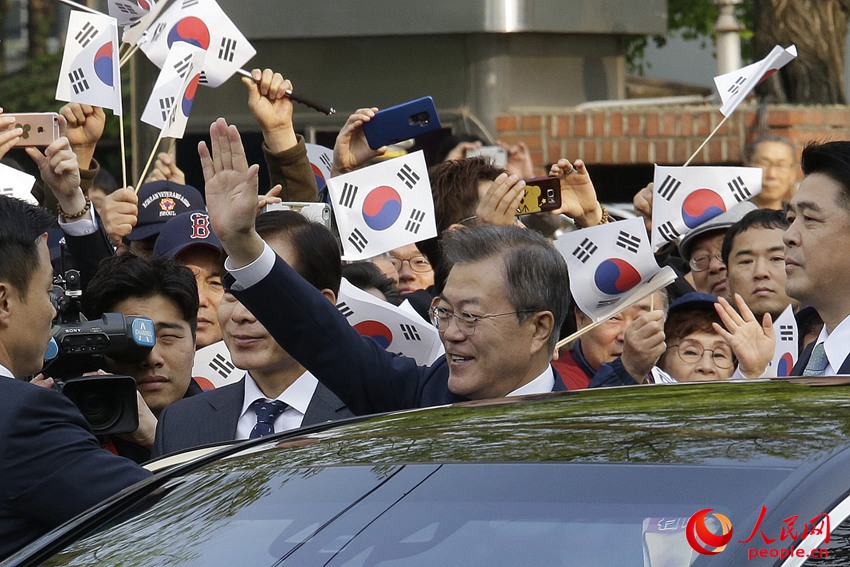 当地时间2018年4月27日，韩国首尔，韩国总统文在寅从青瓦台出发，前往参加当天在板门店韩方一侧举行的韩朝首脑会晤。（东方IC版权作品 请勿转载）