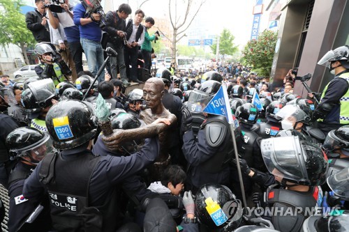 韩团体欲在日本领馆前设强征劳工像与警方冲突