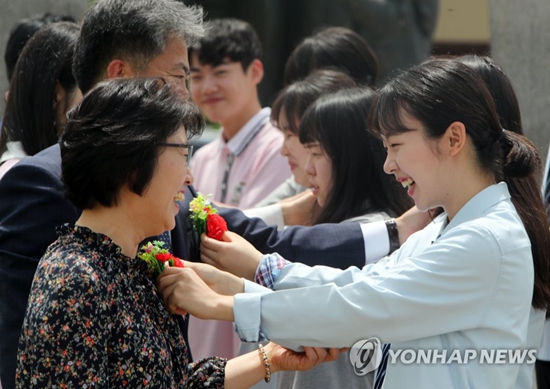 韩国学校举办多样活动庆祝教师节【组图】