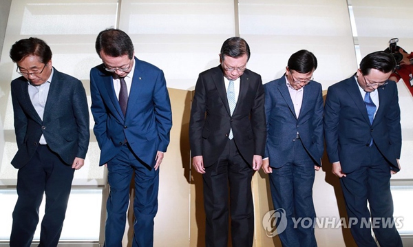 机餐不足影响航班运行韩亚航空会长朴三求鞠躬道歉