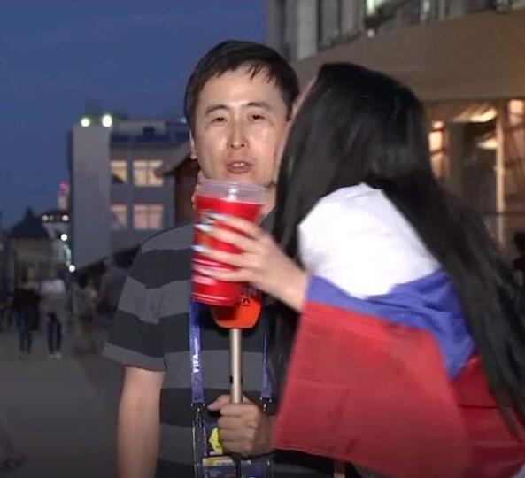 韩国记者被美女球迷偷亲笑开了花网友评论亮了！【组图】