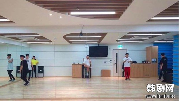 JYP281亿新大楼堪比五星级酒店 有机餐厅+豪华天台