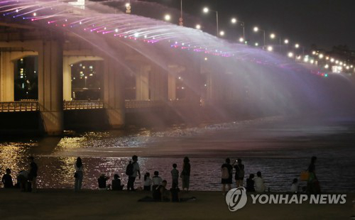 高温热浪席卷韩国市民消暑有招政府减免电费