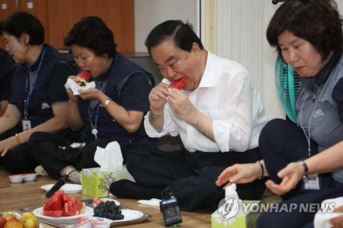 韩国高温致蔬菜水果价疯涨主妇买萝卜只买半根